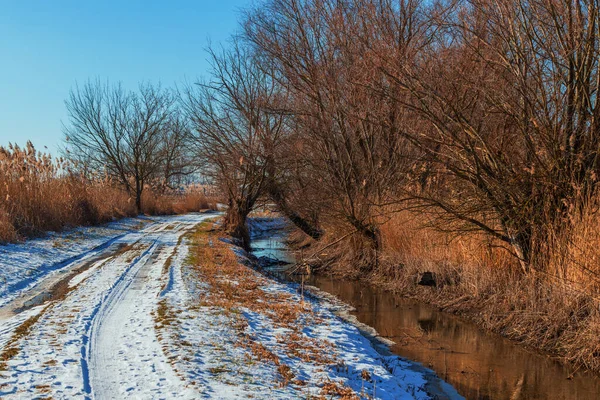 Paysage Hivernal Route Sur Laquelle Neige Blanche Ruisseau Coule Sur — Photo