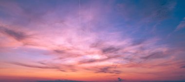 Güzel renkli günbatımı gökyüzü. Renkli bulutların arkasındaki güneş.