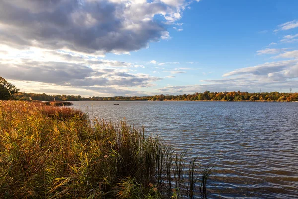 Hlohovecky Pond Mähren Tjeckien Himlen Blå Molnen Vita — Stockfoto