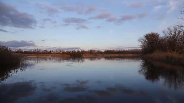 日落时带着美丽的流云 在池塘边观赏风景 捷克共和国地貌景观的时间差 — 图库视频影像