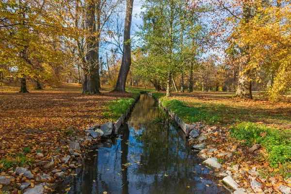 Schlosspark Herbstliche Landschaft Mit Sonne Und Bunten Bäumen Blauer Himmel — Stockfoto