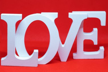 Her harfin kırmızı arka planında beyaz işaret aşkı