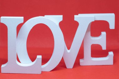 Her harfin kırmızı arka planında beyaz işaret aşkı