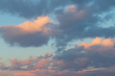 Gün batımında mavi bulutlu mavi gökyüzü.