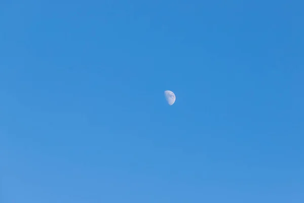 Luna Rotonda Prima Della Luna Piena Nel Cielo Blu Della — Foto Stock