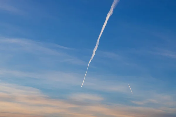 日没時にカラフルな雲と青空 — ストック写真