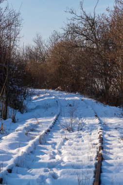 Karlı kış manzarası. Eski kapalı tren istasyonu Uhrice u Kyjova Çek Cumhuriyeti - Avrupa.