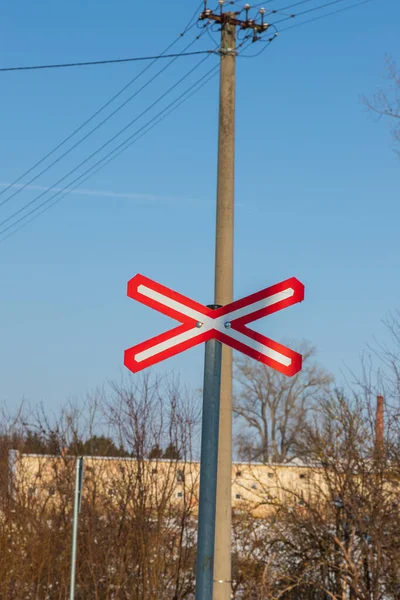 Дорожній Знак Встановлений Стовпі Вказує Залізничний Перехід — стокове фото