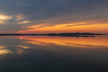 Güzel bir akşam manzarası. Palava Moravia Çek Cumhuriyeti manzarası. Gün batımında Musov Gölü ve üzüm bağları.