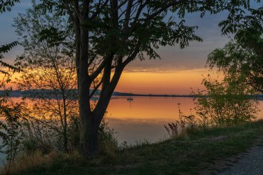 Güzel bir akşam manzarası. Palava Moravia Çek Cumhuriyeti manzarası. Gün batımında Musov Gölü ve üzüm bağları.