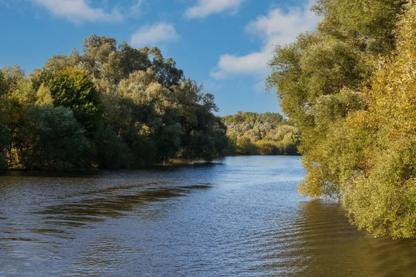 Klidná Široká Řeka Kolem Řeky Jsou Zelené Stromy Obloha Dramatickými — Stock fotografie