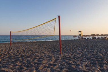 Yunanistan 'ın Almyra oteli Girit adasındaki deniz manzaralı. Şemsiye ve güneşlik, gökyüzünde dramatik bulutlar var..