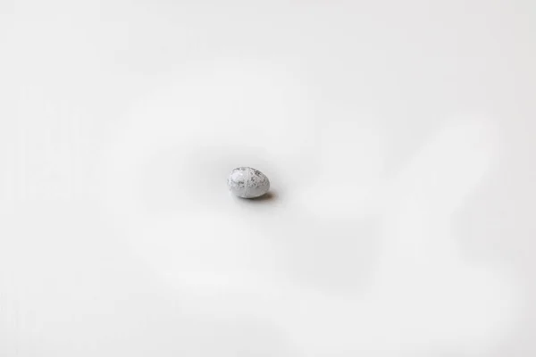 Маленькое Цветное Яйцо Белом Столе — стоковое фото