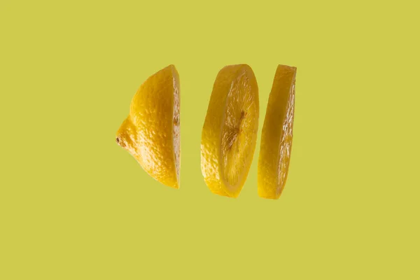 Лимонные Колеса Середине Воздуха Желтом Фоне — стоковое фото