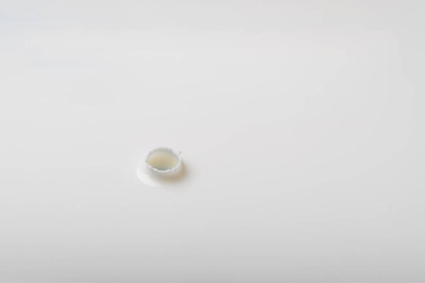 Капля падает в белое молоко. Детали удара.