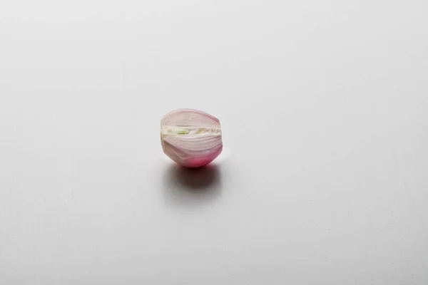 Kırmızı Soğan Yarımları Beyaz Bir Masada Yatıyor — Stok fotoğraf