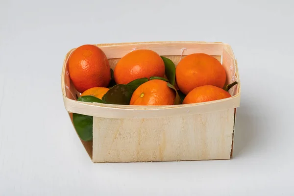 Pequeñas Mandarinas Una Canasta Madera Sobre Fondo Blanco Frutas Venta — Foto de Stock