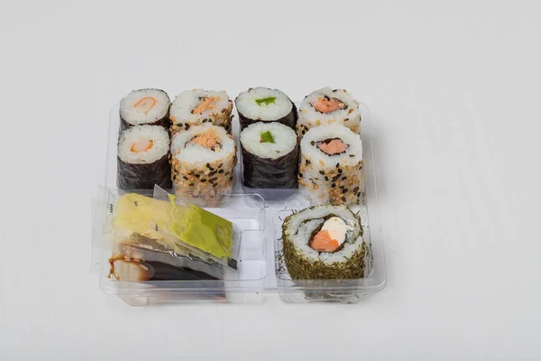 Förberedd Japansk Sushi Skål Vit Bakgrund — Stockfoto