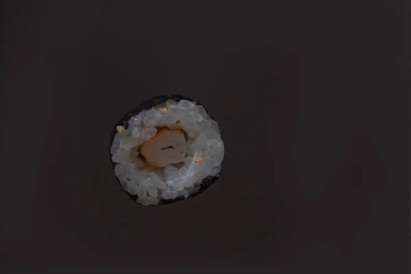 日本の寿司を準備し 背景は暗いです — ストック写真