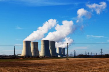 Çek Cumhuriyeti, Avrupa 'daki Dukovany Nükleer Santrali. Duman soğutma kuleleri. Gökyüzünde bulutlar var. Arka planda İskoçya 'nın doğası....