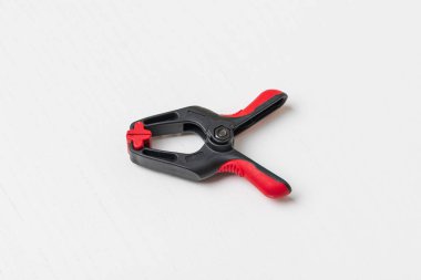 Nesneleri beyaz arkaplanda tutmak için sert toka.