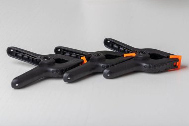 Nesneleri beyaz arkaplanda tutmak için sert toka.