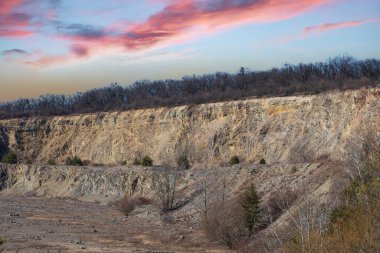 Kapalı bir taş ocağında teraslar. Arka plan çok güzel bir gökyüzü..