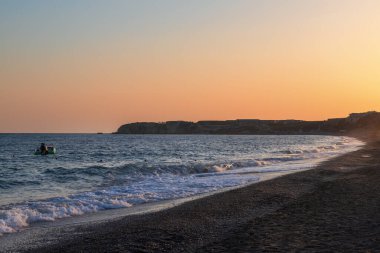 Avrupa 'daki Girit adasının yaz manzarası. Larapetra bölgesinde bir sahil. Arka planda bulutlu güneşli bir gökyüzü var..