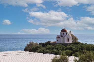 Avrupa 'daki Girit adasının yaz manzarası. Larapetra bölgesinde bir sahil. Arka planda bulutlu güneşli bir gökyüzü var..