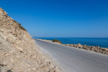 Avrupa 'daki Girit adasının yaz manzarası. Larapetra bölgesinde bir sahil. Arka planda bulutlu güneşli bir gökyüzü var..