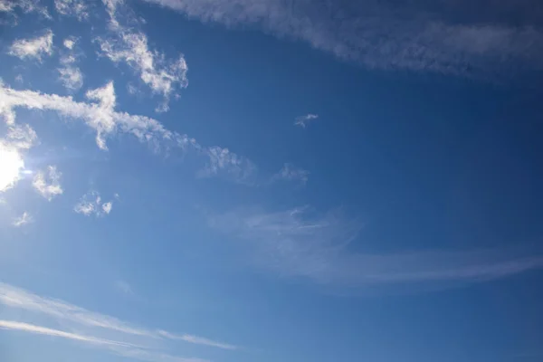 天気の良い日に白い雲と青空 — ストック写真