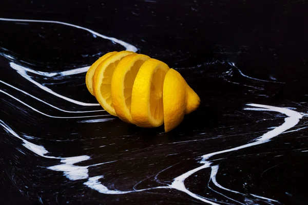 Нарезанный Лимон Лежит Темном Фоне — стоковое фото