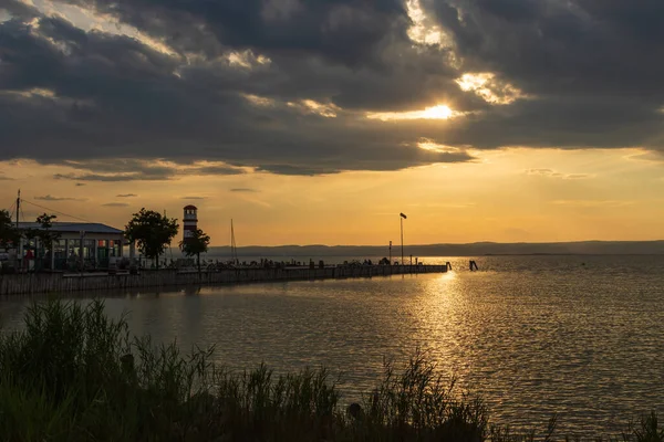 Világítótoronyhoz Vezető Podersdorf Városában Fertő Tónál Ausztriában Háttérben Drámai Naplemente — Stock Fotó