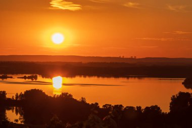 Güzel bir akşam manzarası. Palava - Moravya - Çek Cumhuriyeti manzarası. Gün batımında Musov Gölü ve üzüm bağları.
