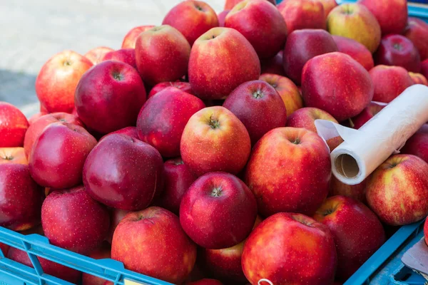 Pazar Tezgahına Istiflenmiş Kırmızı Elmalar — Stok fotoğraf