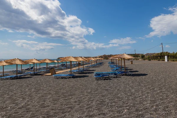 Meereslandschaft Meer Auf Der Insel Kreta Griechenland Sonnenschirm Und Sonnenliegen — Stockfoto