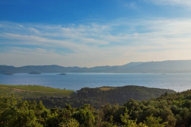 Hırvatistan 'ın Peljesac bölgesindeki deniz manzarası.