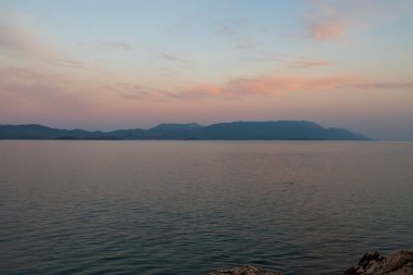 Gün batımında deniz manzarası. Hırvatistan - Duba - Avrupa bölgesi. Deniz, tekneler ve gün batımı.