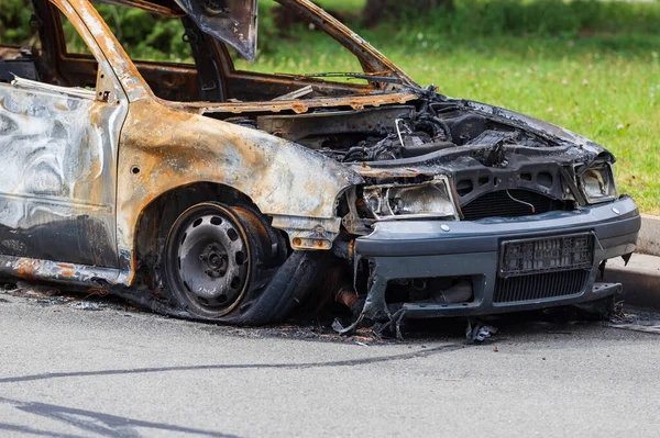 Viejo Coche Oxidado Que Quemó Coche Quemado Está Lado Carretera —  Fotos de Stock