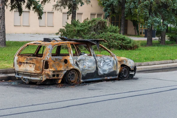 Viejo Coche Oxidado Que Quemó Coche Quemado Está Lado Carretera —  Fotos de Stock