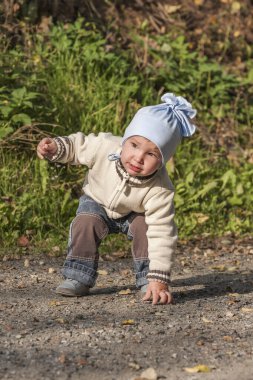 Parkta küçük bir çocuk oynuyor..