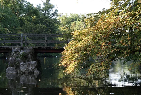 Starý Dřevěný Most Přes Vodu Kolem Vody Jsou Stromy — Stock fotografie