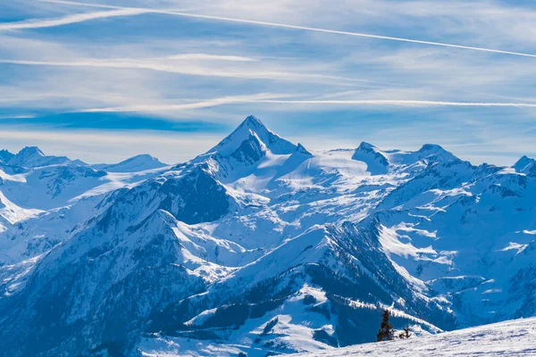 雪のビュー Zell AmのSchmittenスキー場で山のキャップを参照してください 背景には雲が立ち並ぶ美しい空 — ストック写真