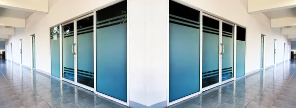 学校大楼一楼会议室的玻璃门 重点软硬且有选择性 — 图库照片