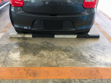 Garajda, bagajı arkada olan kapalı otoparkta..