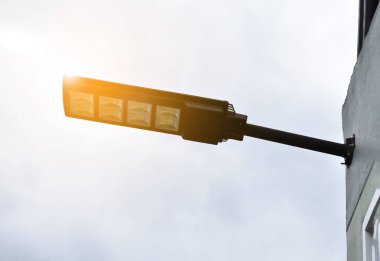 Evin duvarına yerleştirilmiş mini güneş ve lamba panelleri, günlük hayatta güneş ışığından gelen doğal enerjiyi kullanmak için yumuşak ve seçici bir odak noktası..