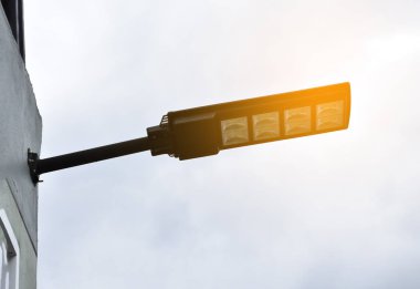 Evin duvarına yerleştirilmiş mini güneş ve lamba panelleri, günlük hayatta güneş ışığından gelen doğal enerjiyi kullanmak için yumuşak ve seçici bir odak noktası..