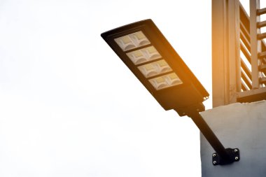 Evin duvarına yerleştirilmiş mini güneş ve lamba panelleri, günlük hayatta güneş ışığından gelen doğal enerjiyi kullanmak için yumuşak ve seçici bir odak noktası..