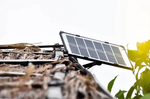 Mini Panele Słoneczne Lampy Zainstalowane Dachu Chaty Miękkie Selektywne Skupienie — Zdjęcie stockowe