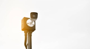 Evin dışındaki metal direğe monte edilmiş mini IP kameralar, doğal bokeh arka plan, teknolojiyi hayat kurtarmak için kullanma kavramı, emlak ve emlak. Yumuşak ve seçici odak.
